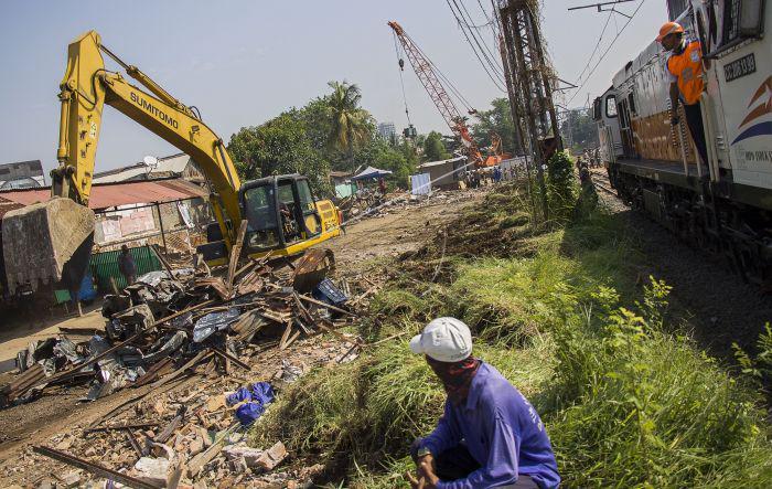 [BREAKING] Ada Suara Gemuruh saat Crane Proyek DDT PT KAI Ambruk di Matraman