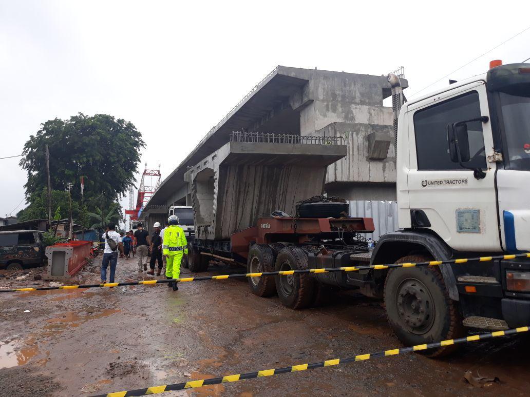 [BREAKING] Tinjau Crane Ambruk, Wali Kota Jaktim Ingatkan Standar Kerja Kontraktor Proyek DDT