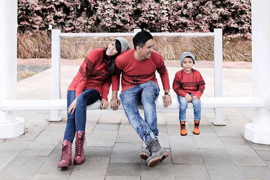 Selalu Kembar, Ini Potret Kompak Keluarga Kecil Ryan Delon & Sharena