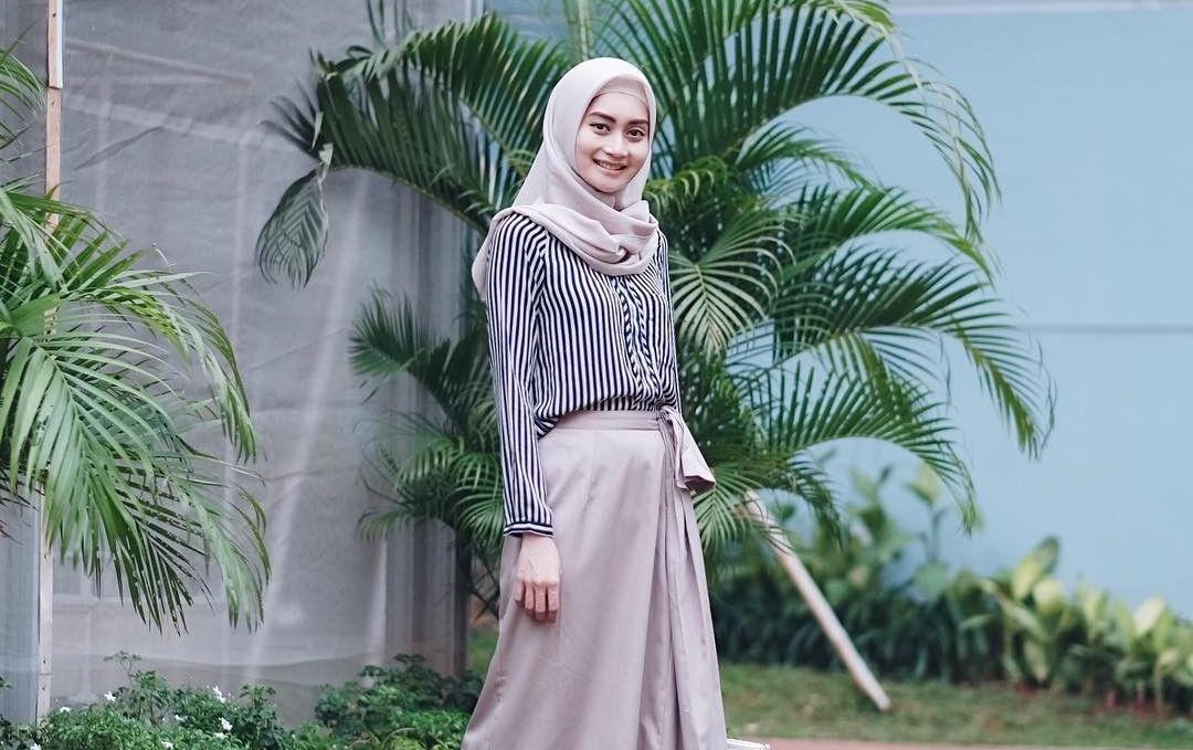 8 Inspirasi Outfit Berhijab Ala Aktris FTV Ayu Pratiwi, Adem Lihatnya!