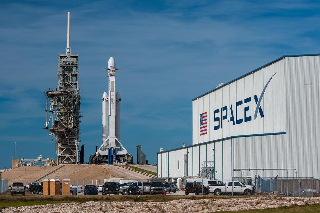 SpaceX Berhasil Terbangkan Roket Terkuat dari Bumi