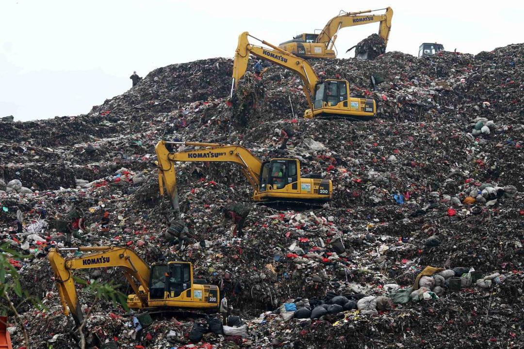 Luhut Sebut Sampah Teluk Jakarta Bisa Bikin Kuntet