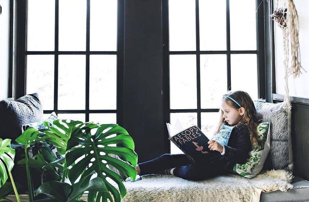 Cozy, Ini 10 Inspirasi Window Seat yang Bisa Kamu Terapkan di Rumah