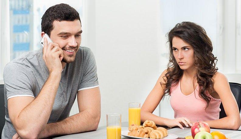 4 Cara Mengatasi Pasangan yang Suka Lihat Smartphone Daripada Kamu
