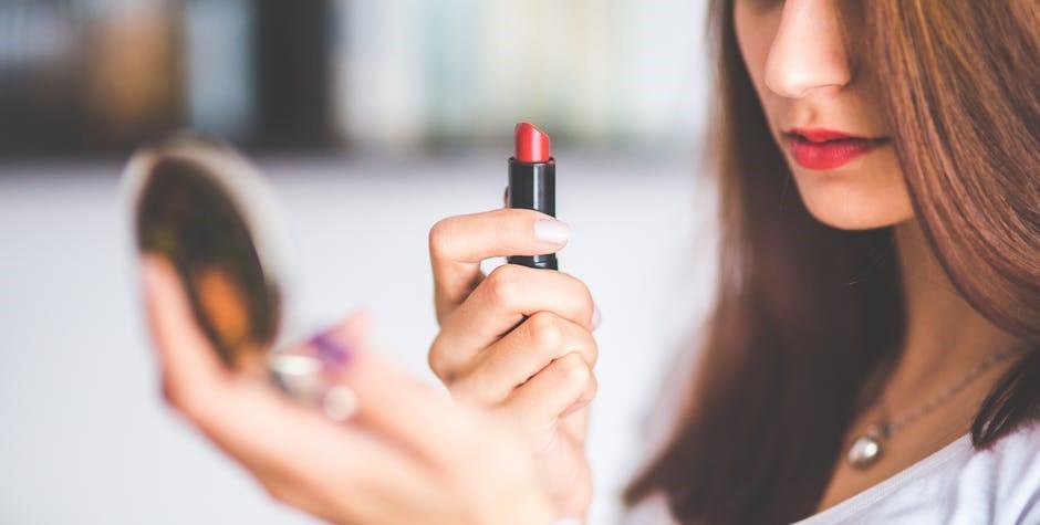 Duh, Ini 6 Akibatnya Jika Tidak Membersihkan Make Up Sebelum Tidur