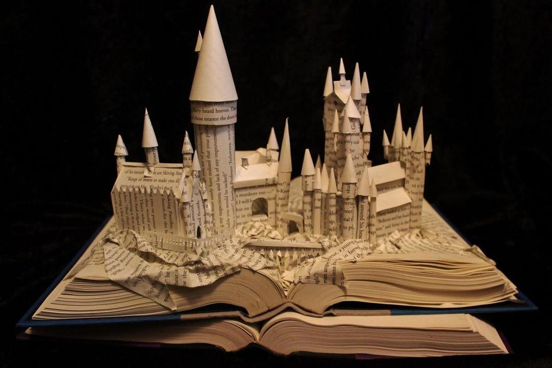 Tak Hanya Jadi Bacaan, 14 Karya Seni yang Indah Ini Dibuat dari Buku
