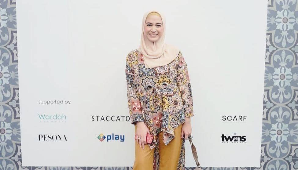 8 Inspirasi Outfit Berhijab Ala Nina Zatulini, Simpel Bin Modis!