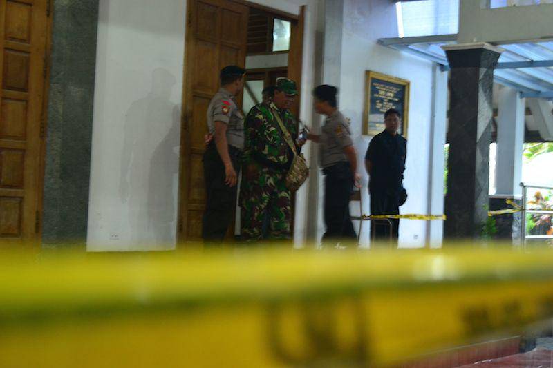 DIAMANKAN. Suasana Gereja Katolik Santa Lidwina yang diamankan usai peristiwa penyerangan. Foto oleh Dyah Pitaloka/Rappler