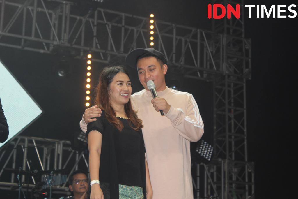 14 Potret Kejutan Mesra Personil Kahitna dengan Penggemar, Bikin Histeris!