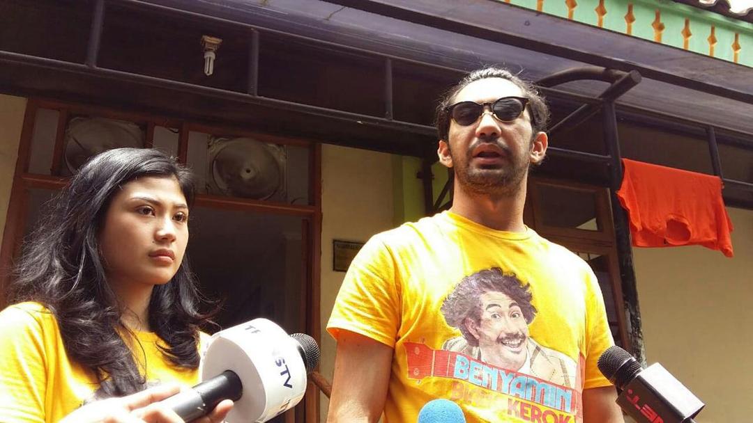 Kunjungi Panti Werdha, Begini Serunya Reza Rahadian dan Delia Husein Menghibur Oma-Opa