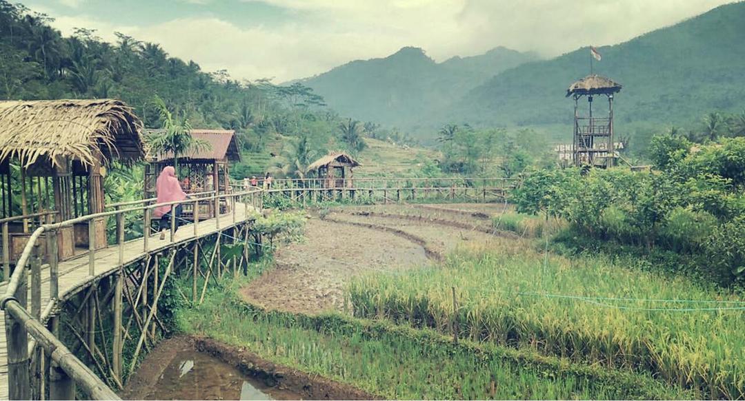 Jembatan Cinta, Pilihan Liburan Asyik dan Menyenangkan saat Valentine