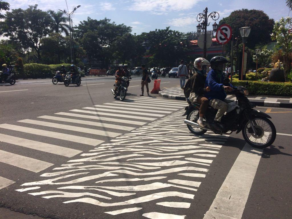 Tambah Keindahan, Zebra Cross di Surabaya Kini Dilukis