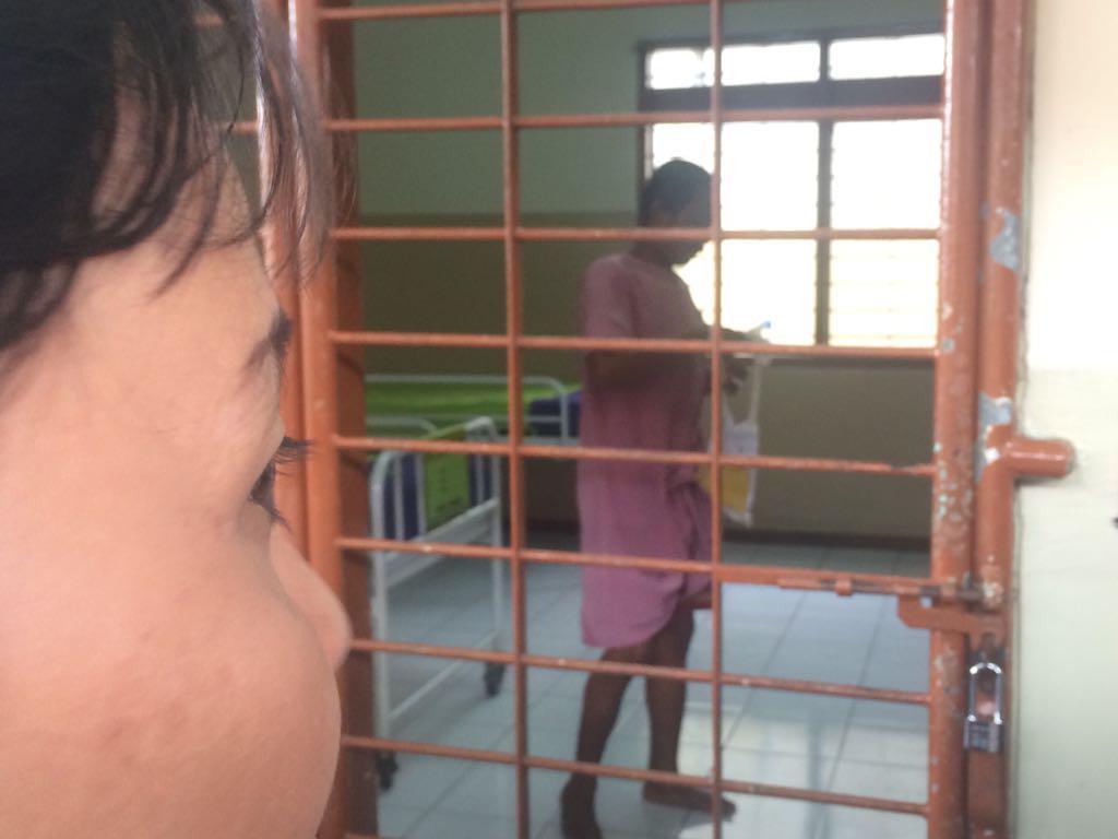 Orang Gila Pelaku Penyerangan Kiai Lamongan Dijenguk Keluarga