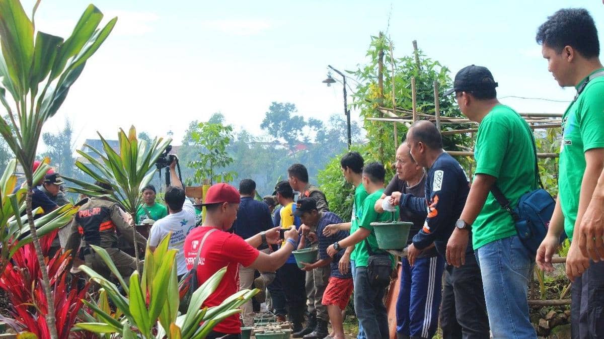 Sebuah budaya yang tidak boleh luntur adalah gotong royong