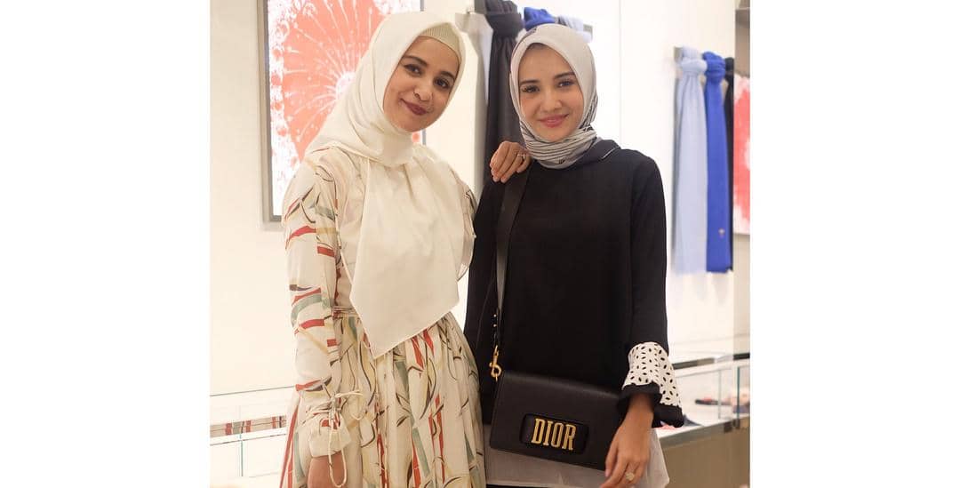 Adu Gaya Hijab Fashionable ala Shireen Sungkar Vs Zaskia Sungkar