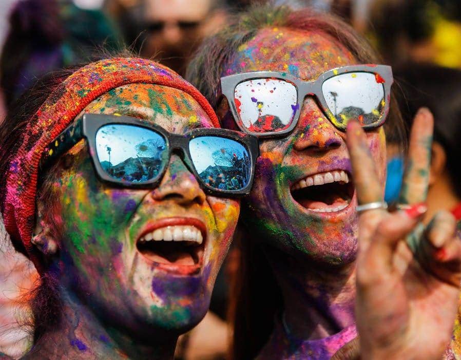Diselimuti Serbuk Warna-Warni, Ini 9 Potret Kemeriahan Perayaan Holi di India