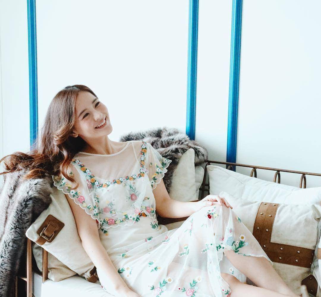 9 Inspirasi Busana Floral ala Aom Sushar Manaying, Anggun dan Manis!