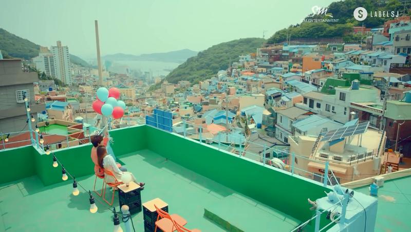 Gak Hanya di Studio, 12 MV KPop Ini Ngajak Kamu Melihat Dunia!