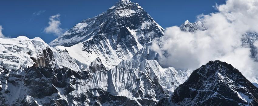 6 Fakta Gunung Carstensz Ini Bikin Berpikir Dua Kali untuk Mendakinya