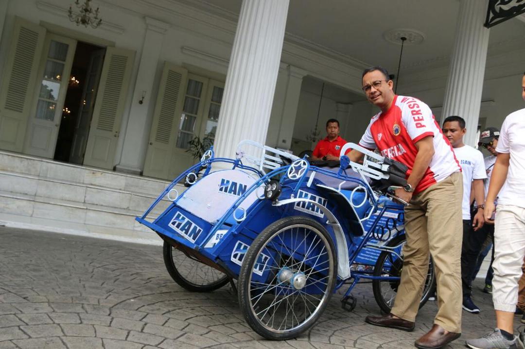 Terima Becak Listrik, Anies: Tukang Becak Tidak Dilarang