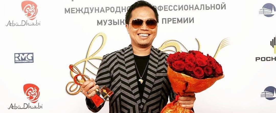 Membanggakan! Sandhy Sondoro Boyong Penghargaan di Rusia