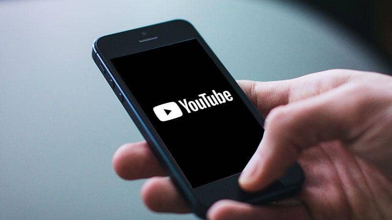 Asyik, Nonton YouTube Kini Bisa Pakai Tema Gelap di iOS & Android!
