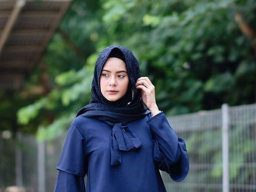 12 Inspirasi Outfit Hijab Dongker ala Selebgram Fairuz Sakinah