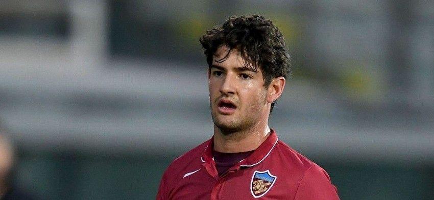 Nekat, Mantan Pemain AC Milan Menyatakan Cinta di Depan Umum