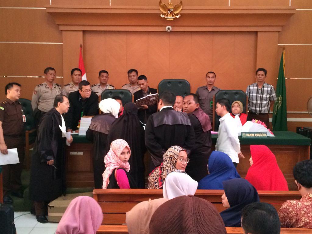 Sidang First Travel: Saksi Menangis Ayahnya yang Sudah Meninggal masih Ditanya Hakim
