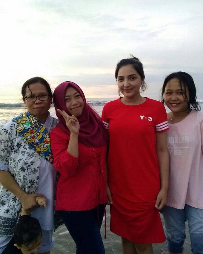 11 Potret Kedekatan Ashanty & ART, Berasa Keluarga Sendiri Deh!