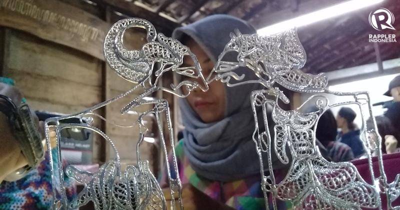 WAYANG PERAK. Seorang perajin mengerjakan pesanan miniatur wayang yang terbuat dari logam perak. Foto oleh Fariz Fardianto/Rappler