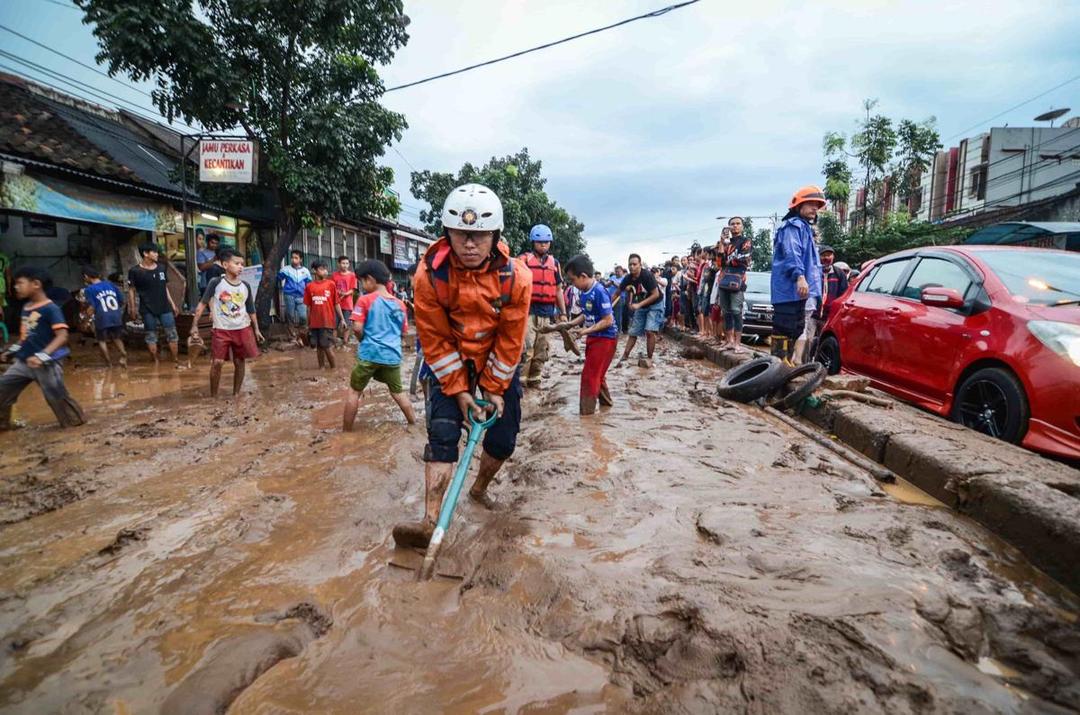 Banjir Bandang Terjang Bandung, Menyisakan Lumpur Tebal