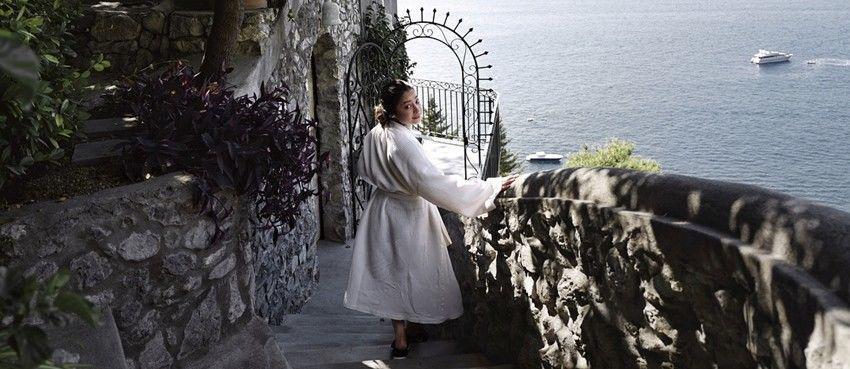 Ini 10 Potret Instagramable ala Nikita Willy dengan View Laut Italia