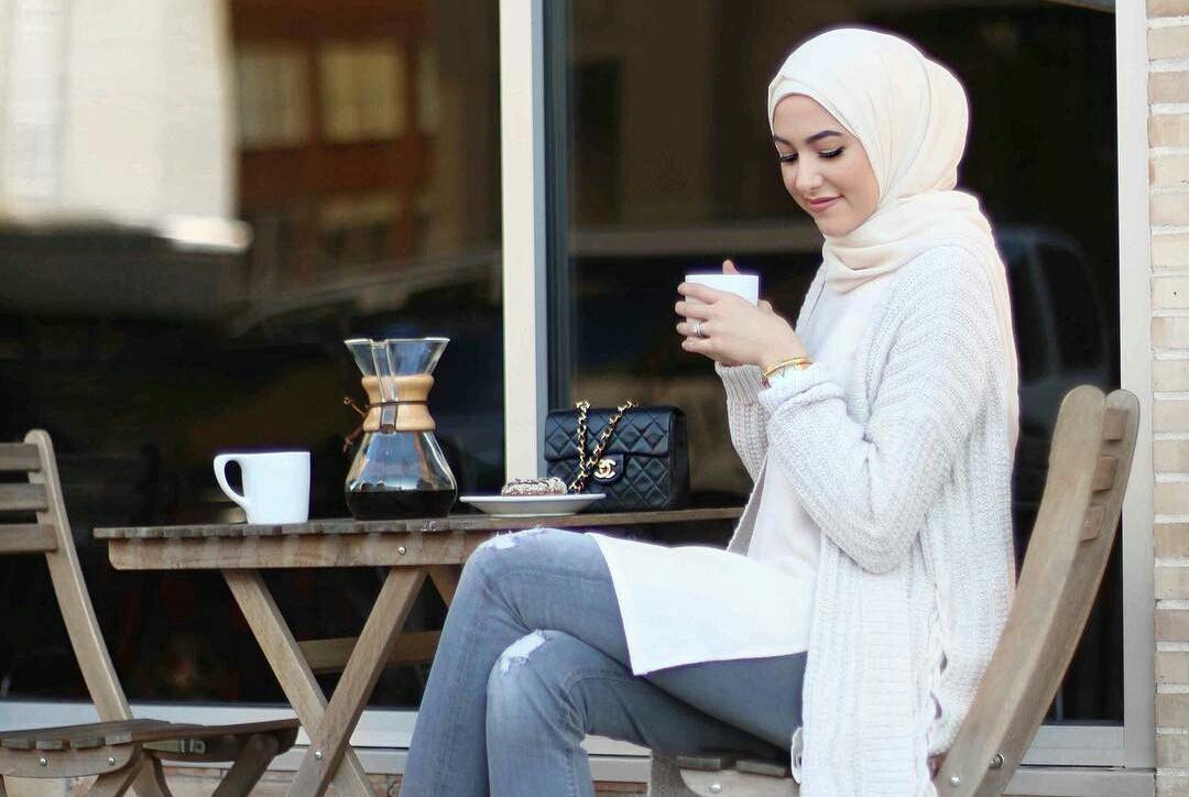 10 Tips Segar Mix & Match White Outfit untuk Kamu yang Berhijab