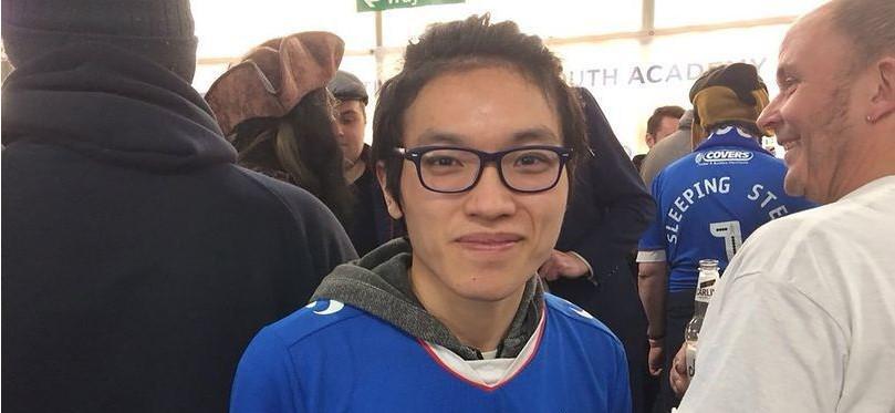 Pria Ini Rela Dipecat & Pindah ke Inggris Demi Tim Idolanya
