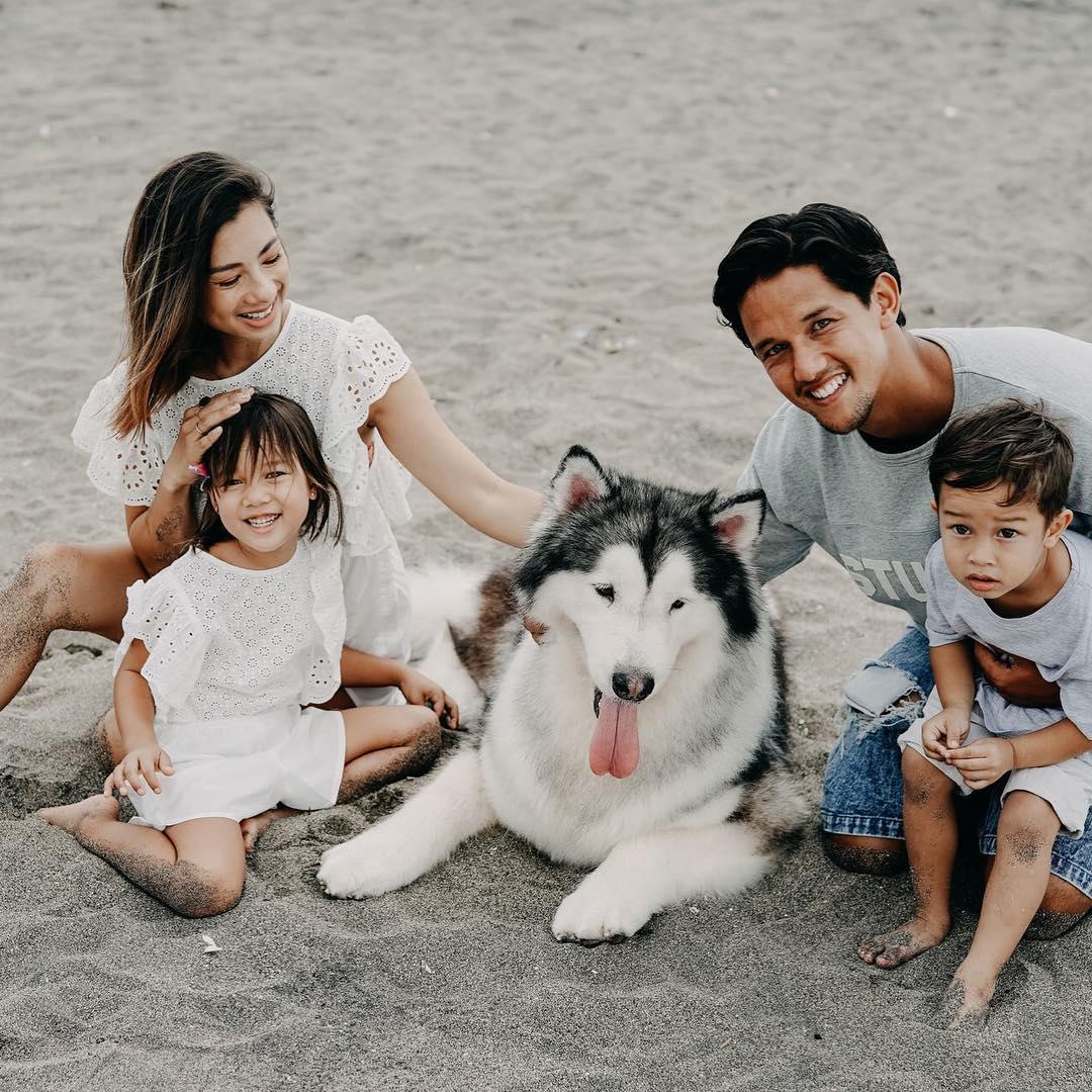11 Potret Bahagia Keluarga Irfan & Jennifer Bachdim, Manis Banget Deh!