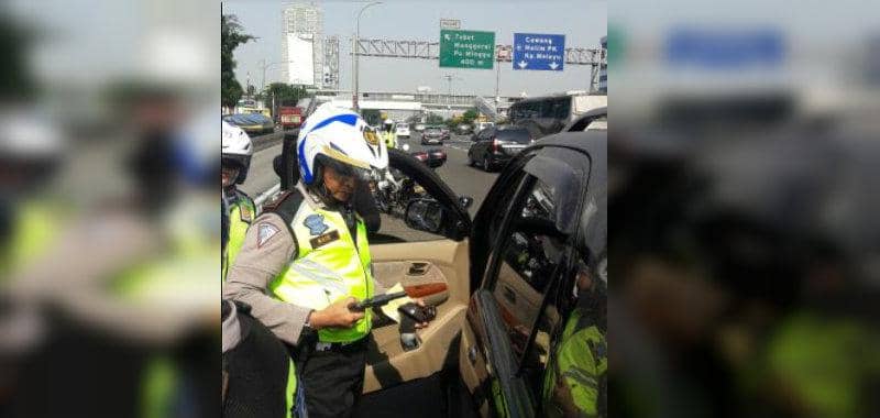 Acungkan Air Softgun di GT Kuningan, Pengemudi Fortuner Ini Ditangkap Polisi