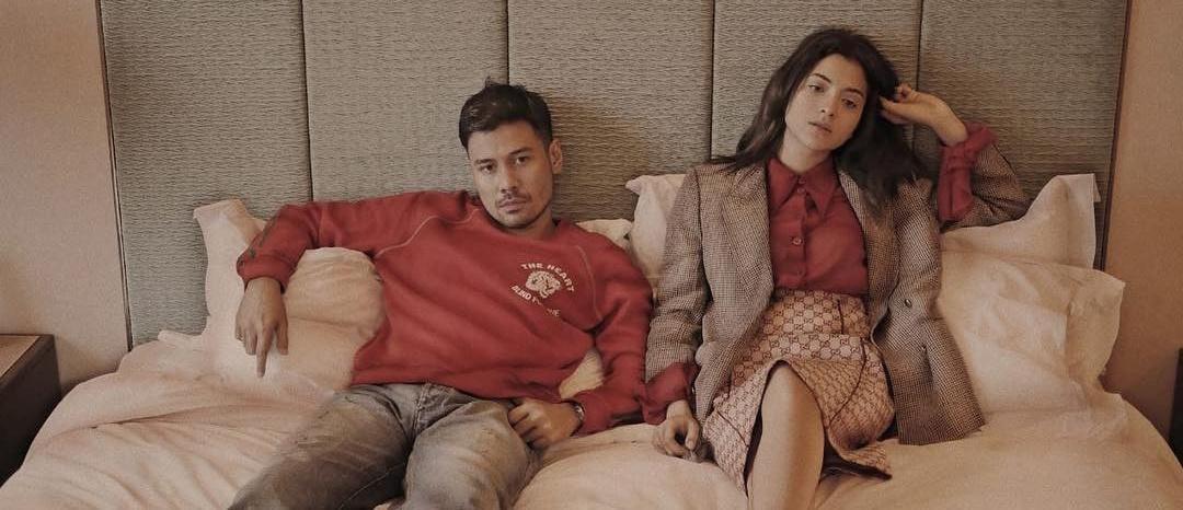 10 Potret Kemesraan Pengantin Baru Chicco Jerikho dan Putri Marino, Serasi!