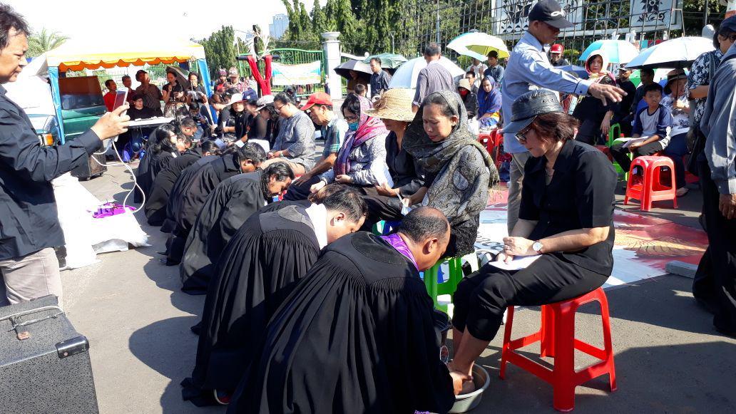 Jelang Paskah, Jemaat GKI Yasmin Gelar Ibadah Jumat Agung di Seberang Istana