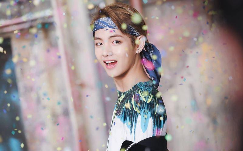 10 Gaya Rambut V BTS Sejak Debut, Keren Abis!