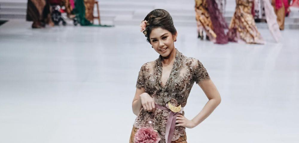 Potret Cantik Para Artis Dalam Acara 29 Tahun Anne Avantie Berkarya