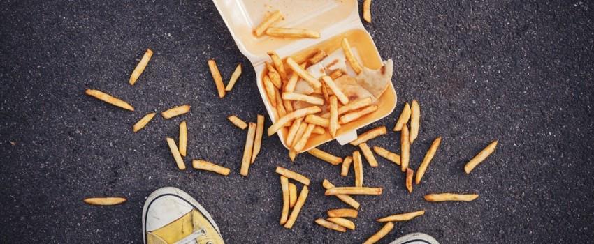 Bahaya, Ini Fakta di Balik Aturan "Belum Lima Menit" Makanan Jatuh!