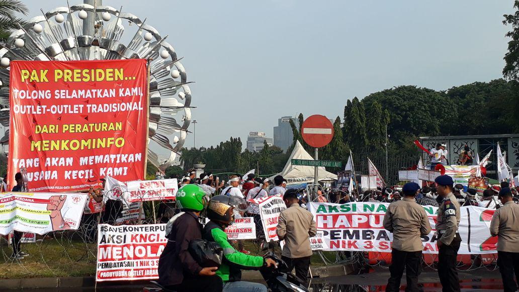 Gelar Aksi Tolak Pembatasan Sim Card, Ini Alasan Para Penjual Pulsa