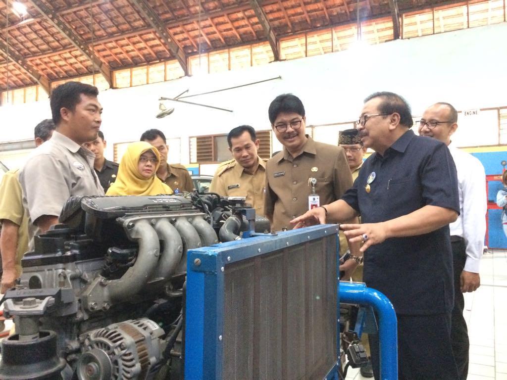 Tinjau UNBK SMK, Soekarwo Pastikan Jatim 100 persen Terlaksana