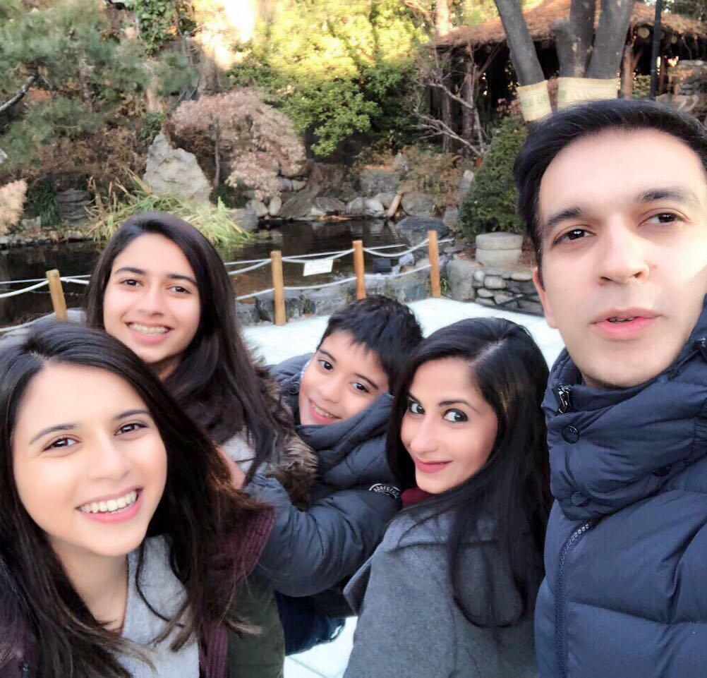 10 Potret Gaya Hidup Keluarga Bos Film Manoj Punjabi, Cakep Semua!