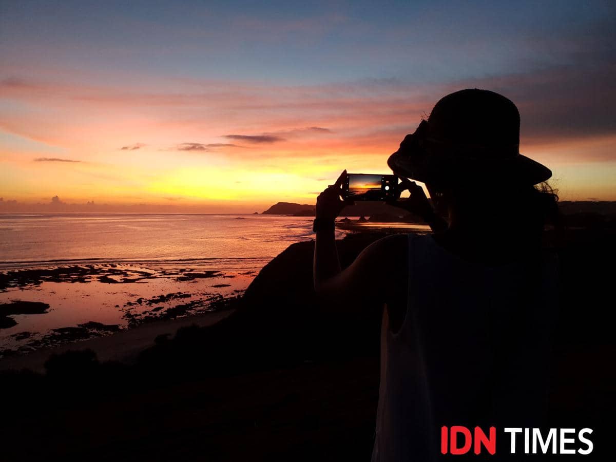 Momen matahari tenggelam di Bukit Merese. Momen ini diabadikan dengan aperture F1.5. (IDN Times/Vanny El Rahman)