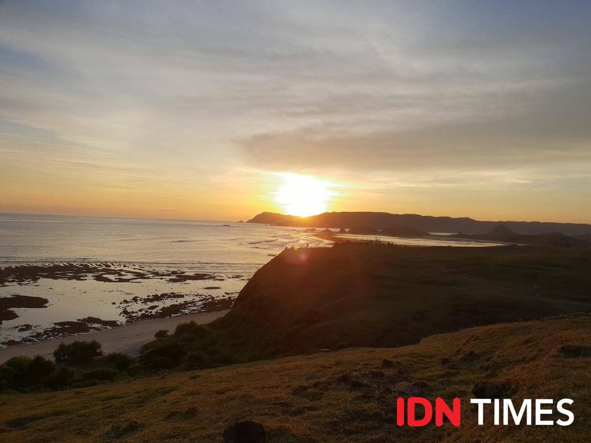 Momen matahari tenggelam di Bukit Merese. Momen ini diabadikan dengan aperture F1.5. (IDN Times/Vanny El Rahman)