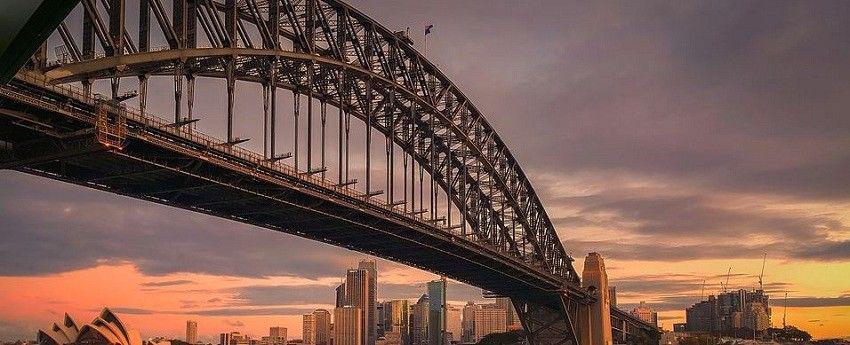 Seorang Pria Panjat Jembatan, Jalanan Di Sydney Harbour Macet Berjam-Jam