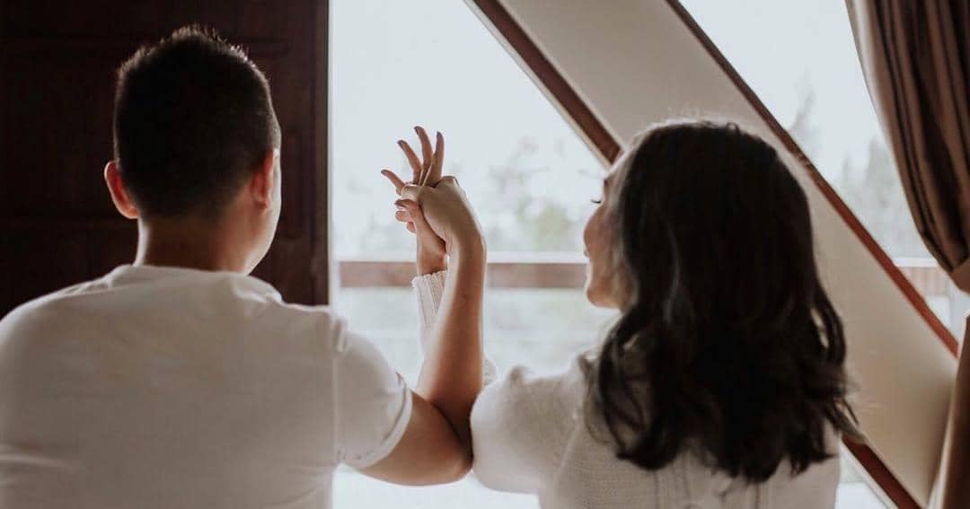 Berpegangan Tangan dengan Pasanganmu Punya Efek Kesehatan yang Wow!