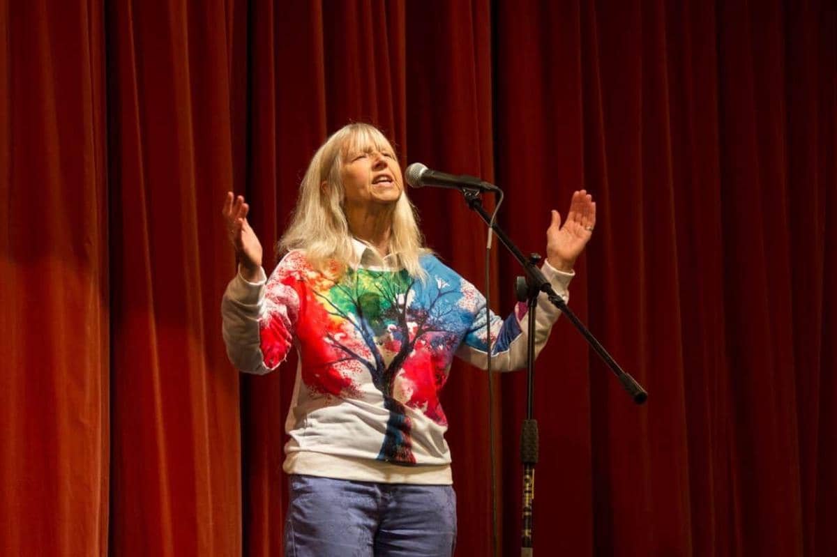 7 Tipe Orang Ketika Membaca Puisi, Kamu Termasuk yang Mana?